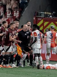 Fotbalisté Sparty se zlobili na rozhodčího kvůli gólu slávisty Oscara