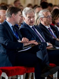Finský exprezident Sauli Niinistö na konferenci Evropa jako úkol ve Španělském sále Pražského hradu. Po jeho levici český ministr pro evropské záležitosti Martin Dvořák (12. května 2025)
