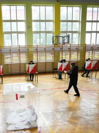 Poláci odevzdávají svůj hlas v jedné z volebních místnosti ve Varšavě