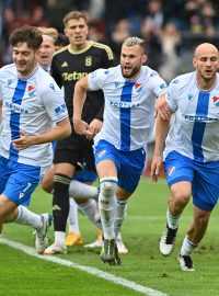 Fotbalisté Ostravy se radují ze vstřeleného gólu v utkání proti Spartě. Ve 4. kole ligové nadstavby vyhráli 3:2