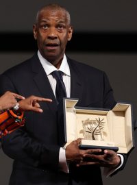 Herec Denzel Washington s nevěřícím výrazem převzal na filmovém festivalu v Cannes čestnou Zlatou palmu