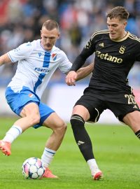 Jiří Boula za Baníku Ostrava (v bílém) a Patrik Vydra ze Sparty Praha v souboji o míč v utkání nadstavbové skupiny o titul