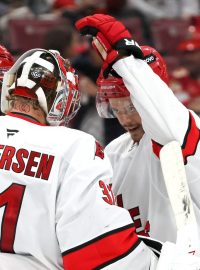 Hurricanes v utkání konferenčního finále zvítězili na šestnáctý pokus poprvé od roku 2006 a stav série snížili na 1:3