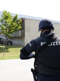 Policisté u školy v rakouském Štýrském Hradci, kde se střílelo