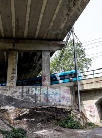 Stavaři bourají silniční most nad železniční tratí na hlavní silnici podél řeky z Ústí nad Labem do Děčína