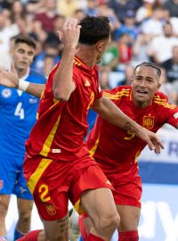 Španělští fotbalisté se v poslední minutě radují z vítězného gólu