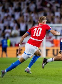 Adam Karabec v zápase s Anglií