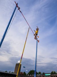Armand Duplantis přeskakuje laťku ve výšce 628 centimetrů