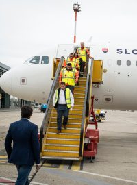 Evakuační let z Ammánu vysazuje lidi na bratislavském letišti
