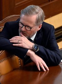 Ministr financí Zbyněk Stanjura (ODS) a předseda vlády Petr Fiala (ODS) na mimořádné schůzi Poslanecké sněmovny k vyslovení nedůvěry vládě kvůli bitcoinové aféře