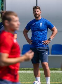 Trenér Pardubic David Střihavka pozoruje své svěřence