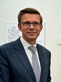 Členové vlády Petra Fialy (uprostřed) Martin Kupka (vlevo), Eva Decroix a Marek Výborný (vpravo)
