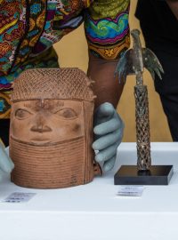 Nizozemsko vrátilo Nigérii 119 beninských bronzů, které v 19. století ukradli Britové