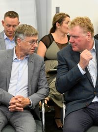 Rada České televize se rozhodovala mezi programovým ředitelem ČT Milanem Fridrichem (vpravo) a obchodním ředitelem Hynkem Chudárkem (vlevo).