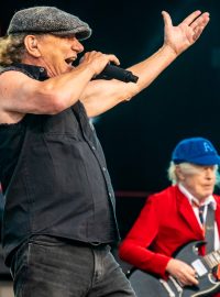 Zpěvák Brian Johnson a kytarista Angus Young na koncertu kapely AC/DC v pražských Letňanech