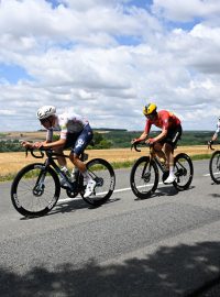 Cyklisté Jonas Abrahamsen, Kasper Asgreen a Lenny Martinez během čtvrté etapy Tour de France 2025