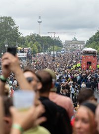 Desítky tisíc příznivců techna na Technoparty v Berlíně