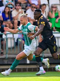 Václav Drchal z Bohemians uniká ostravskému Patricku Kpozovi
