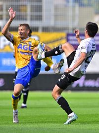 Michal Cupák (v bílém) při debutu za Zlín v souboji s teplickým záložníkem Robertem Juklem