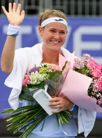 Marie Bouzková v prvním kole prestižního turnaje v Praze vyhrála ve dvou setech a navíc v narozeninový den dostala 27 růží