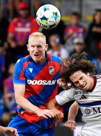 Václav Jemelka hlavičkuje mezi obránci Servette