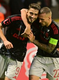 Albion Rrahmani s Lukášem Haraslínem slaví gól na půdě Pardubic