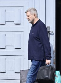 Advokát Miroslav Jansta, který čelí obvinění v kauze motolské nemocnice, odchází z vazební věznice