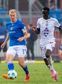 Michal Frydrych z Baníku Ostrava v souboji s Abubakrem Sarym z Austrie Vídeň