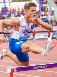 Michal Rada v závodě na 400 metrů překážek