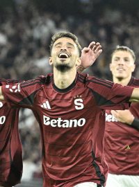 Albion Rrahmani slaví gól