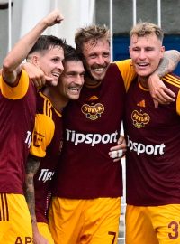 Fotbalisté pražské Dukly slaví gól Jana Peterky