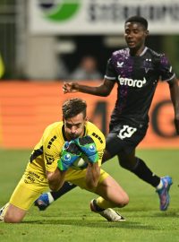 Jan Hanuš zachytává přihrávku před nabíhajícím Oscarem