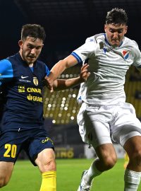 Nikita Iosifov z Celje v souboji s Karlem Pojezným z Ostravy