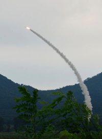 Cvičení se koná také poté, co v sobotu jihokorejská armáda oznámila, že vystřelila varovné výstřely směrem k severokorejským vojákům, kteří v úterý krátce překročili společnou hranici