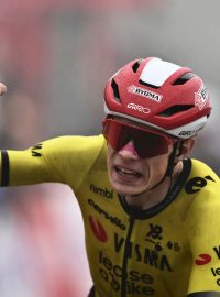 Jonas Vingegaard slaví výhru v druhé etapě Vuelty