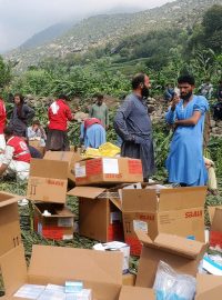 Přípravy na evakuaci obětí a zraněných po zemětřesení v Afghánistánu