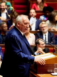 François Bayrou při projevu během hlasování o nedůvěře jeho vládě