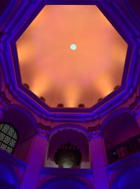 Pohřební kapli sv. Anny v Ostrově zdobí videomapping