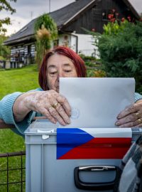 Někteří lidé svůj hlas vhodili do přenosné volební urny