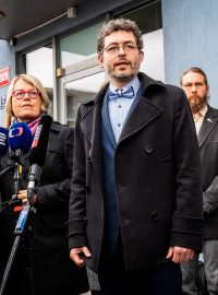 Jiří Koželouh (uprostřed) z Hnutí Duha, Petra Kolínská (druhá zleva) ze Strany Zelených a ekoložka Ludmila Kozlová (vlevo) na briefingu před setkáním zástupců ekologických organizací s předsedou hnutí ANO Andrejem Babišem