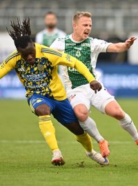 Filip Zorvan z Jablonec faulovaný zlínským Stanleyem Kanuem