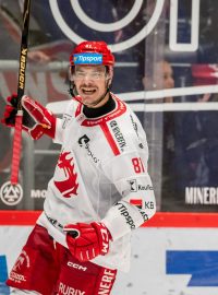 Třineckým hokejistům v duelu proti Pardubicím nepomohla ani gólová trefa Davida Ciencialy