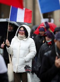 Odpůrci očkovacích pasů protestují proti zákonu, který by lidem, kteří nejsou očkovaní proti onemocnění covid-19, znemožňoval návštěvu restaurací, kaváren, kin, divadel anebo vlaků