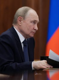 V březnu vydal Vladimir Putin dekret, podle kterého měli lidé žijící v Rusku a na okupovaných ukrajinských územích do 10. září upravit „svůj právní status“, nebo budou čelit hrozbě deportace.