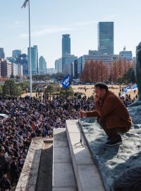 Jihokorejci protestují proti stannému právu.