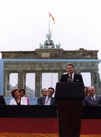 Ronald Reagan 13. června 1987 v projevu před Braniborskou bránou v Berlíně vyzval k pádu Berlínské zdi.