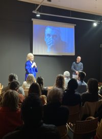 Režisérka Jarmila Buzková a ředitel Českého centra v Paříži Jiří Hnilica při předpremiéře dokumentu o Milanu Kunderovi Odysea ztracených iluzí.