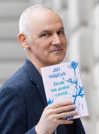 Spisovatel Jiří Hájíček (vpravo) se svým novým románem Drak na polní cestě a herec Robert Mikluš, který namluvil jeho audioknižní verzi