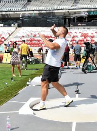 Tomáš Staněk se rozcvičuje na stadionu v Budapešti