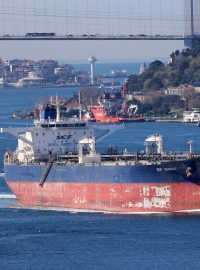 Ropný tanker SCF Surgut, vlastněný předním ruským lodním dopravcem Sovcomflot, proplouvá Bosporem v tureckém Istanbulu